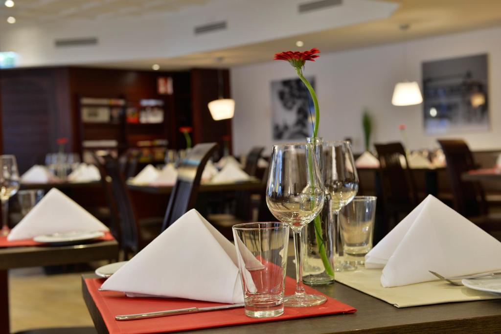 Restaurant mit gedecktem Tisch